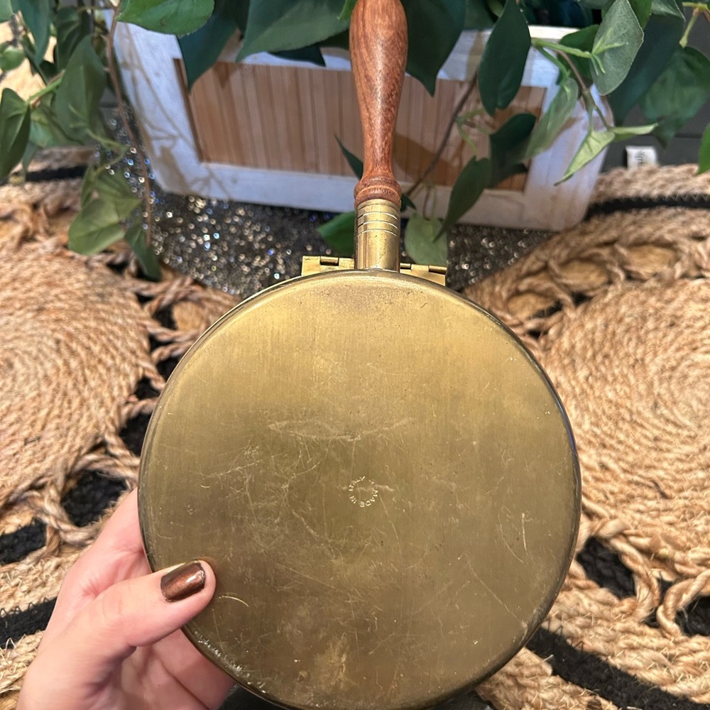 Vintage Brass Silent Butler Crumb Catcher coat of arms wooden handle made ITALY - Picture 7 of 12